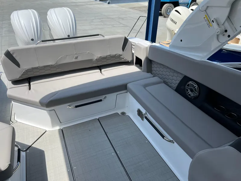 Slide: The Image of Four Winns H-Series H9 2025 - 30