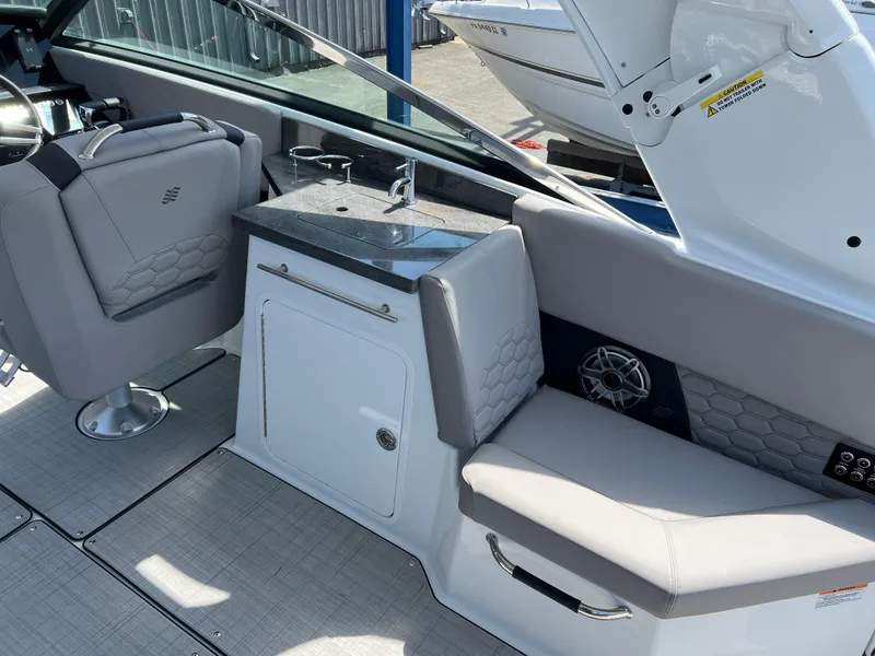 Slide: The Image of Four Winns H-Series H9 2025 - 31