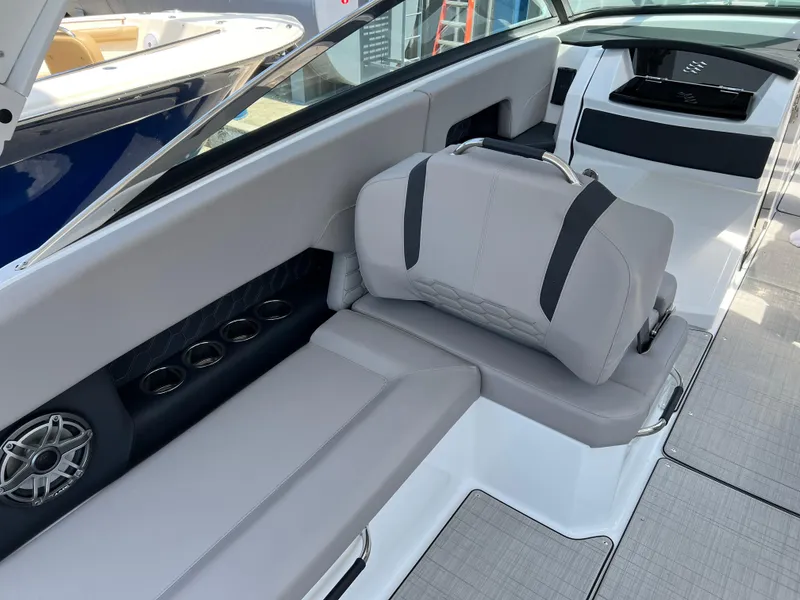 Slide: The Image of Four Winns H-Series H9 2025 - 32