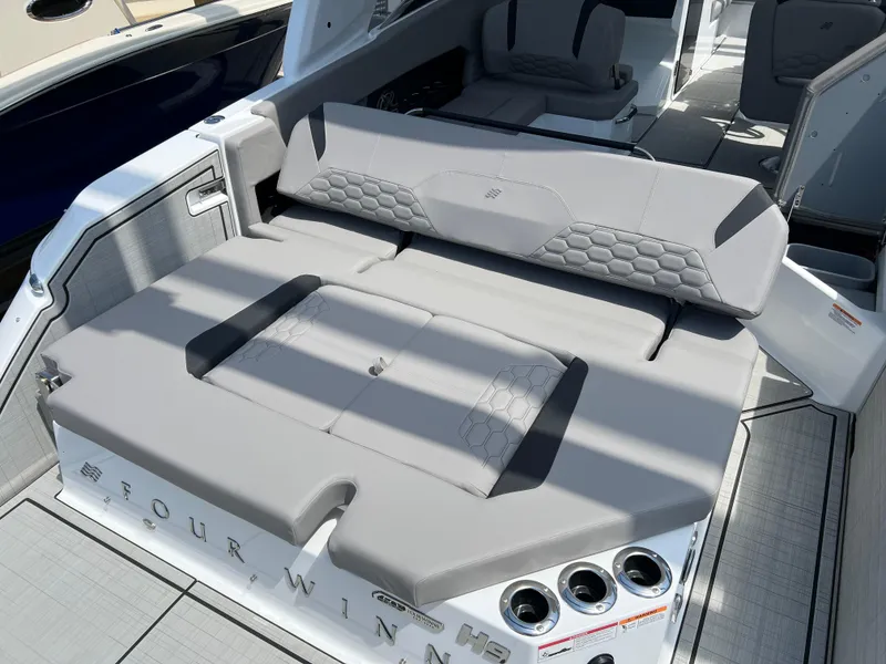 Slide: The Image of Four Winns H-Series H9 2025 - 34