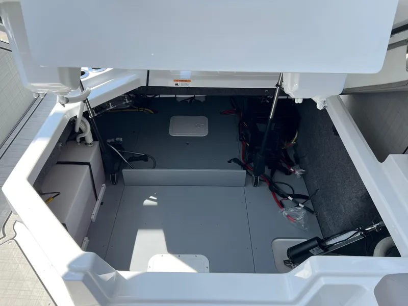 Slide: The Image of Four Winns H-Series H9 2025 - 35