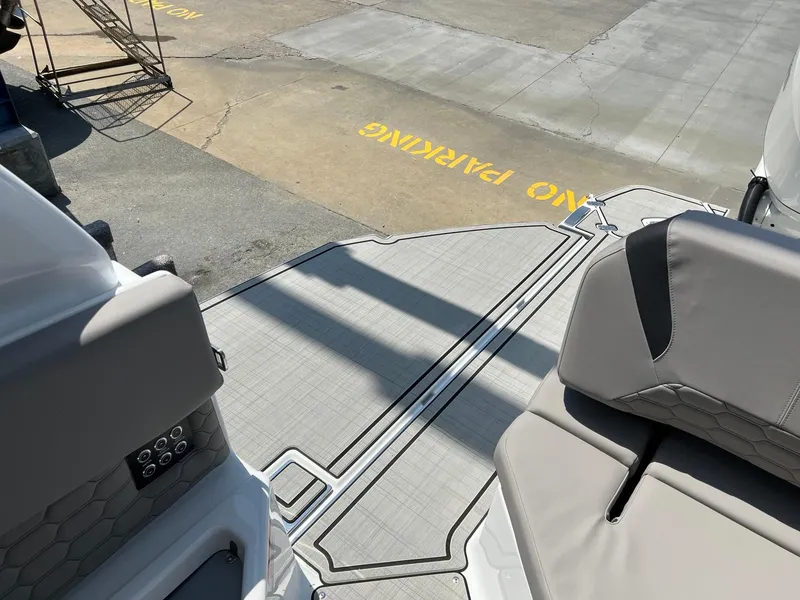 Slide: The Image of Four Winns H-Series H9 2025 - 36