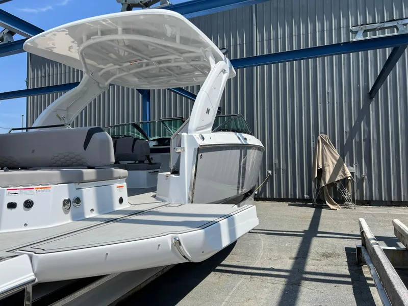 Slide: The Image of Four Winns H-Series H9 2025 - 37