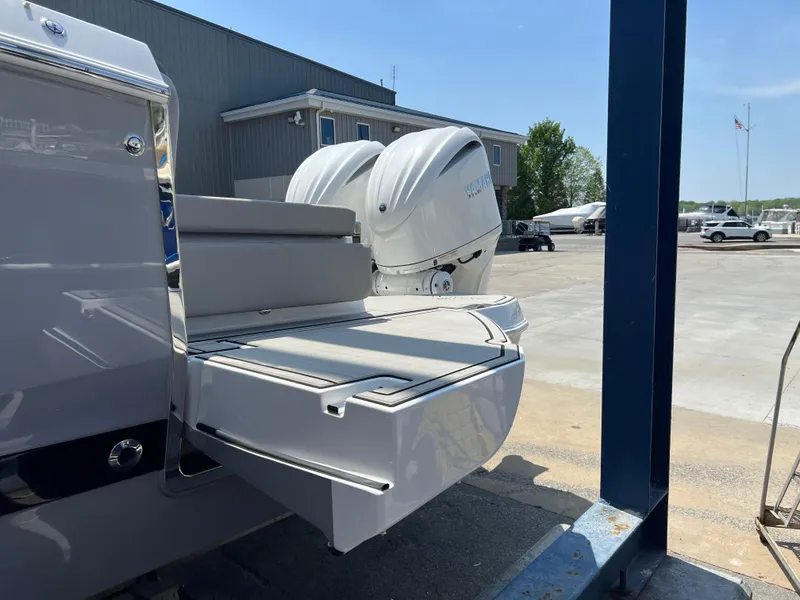 Slide: The Image of Four Winns H-Series H9 2025 - 38