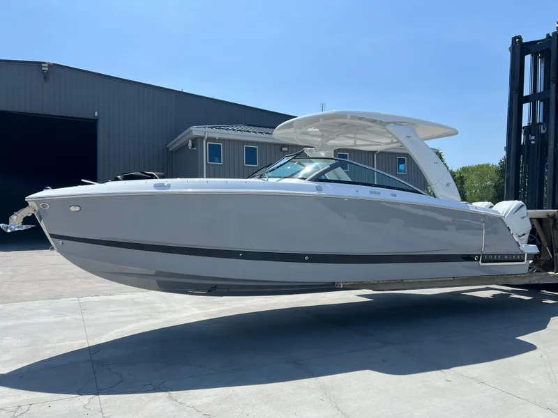 Slide: The Image of Four Winns H-Series H9 2025 - 39