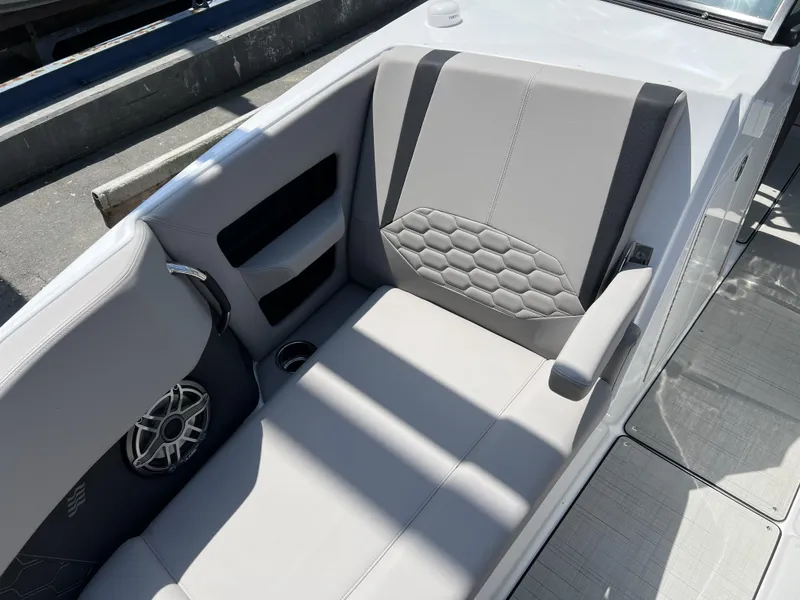 Slide: The Image of Four Winns H-Series H9 2025 - 4