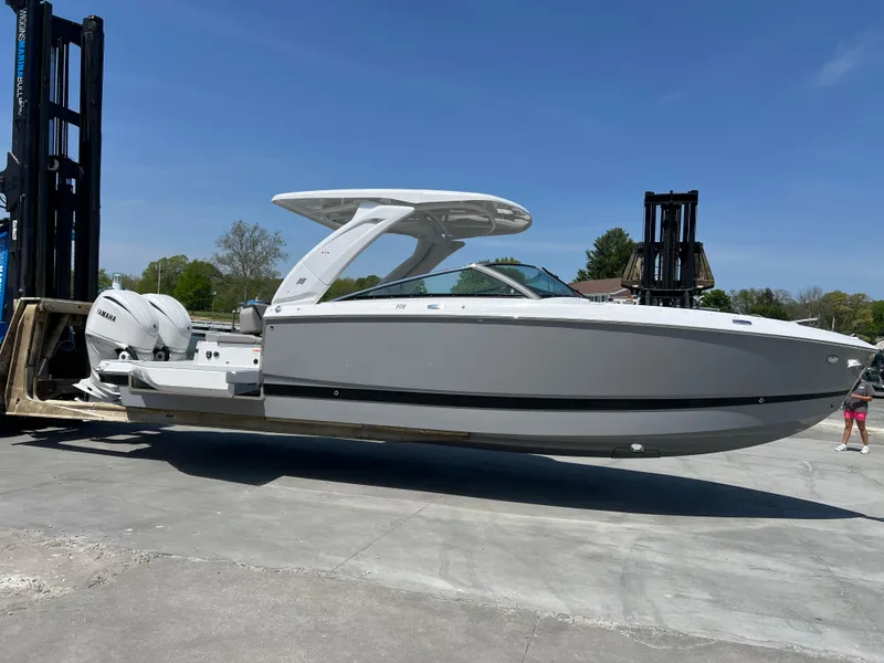 Slide: The Image of Four Winns H-Series H9 2025 - 40