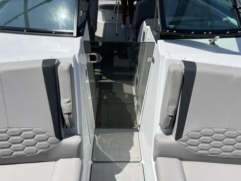 Slide: The Image of Four Winns H-Series H9 2025 - 5