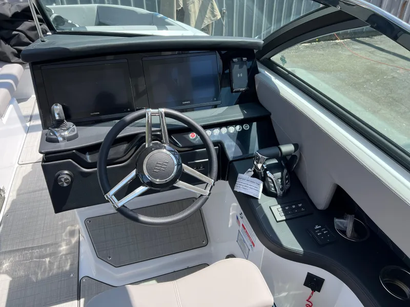 Slide: The Image of Four Winns H-Series H9 2025 - 6