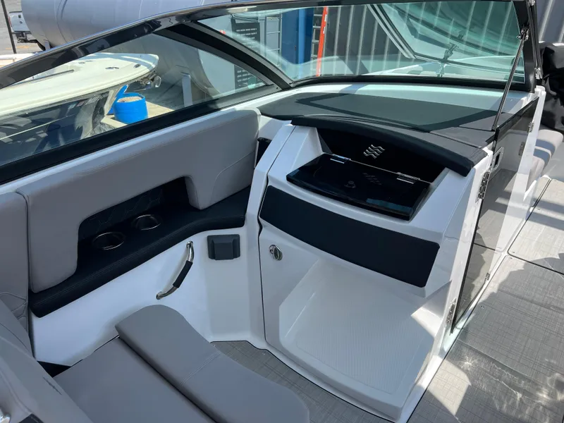 Slide: The Image of Four Winns H-Series H9 2025 - 7