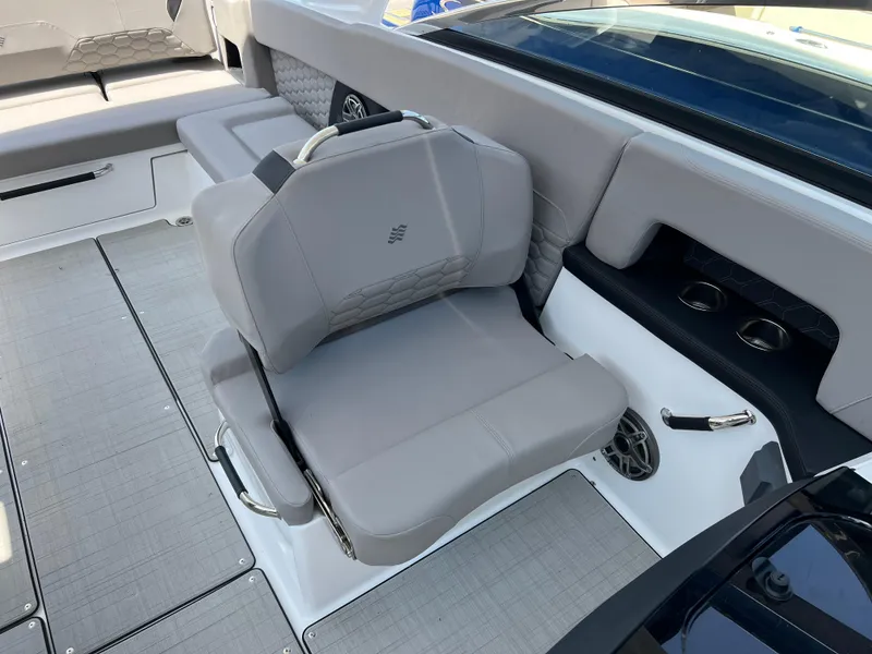 Slide: The Image of Four Winns H-Series H9 2025 - 8