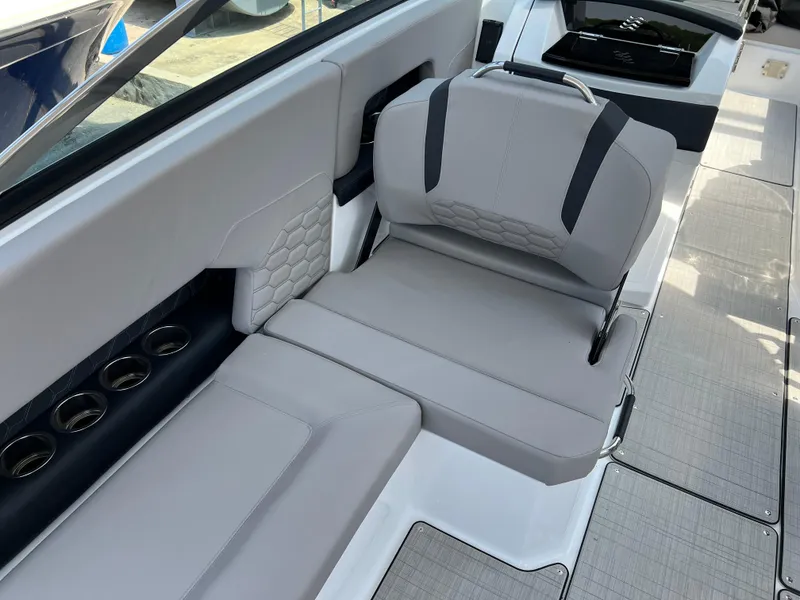 Slide: The Image of Four Winns H-Series H9 2025 - 9