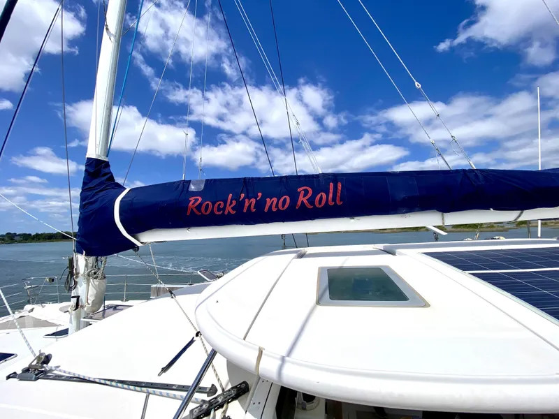 Slide: The Image of Sailboat Privilege 435, 2006 model, with "Rock'n'no Roll" sail cover, under blue sky. - 10