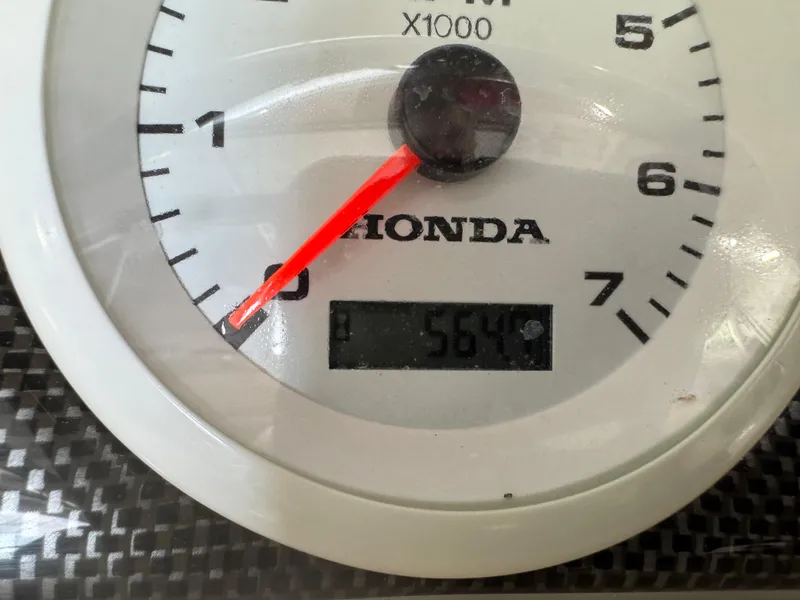 Slide: The Image of Tachometer of 2012 PlayCraft 2700 Extreme boat, showing 564 hours. - 16