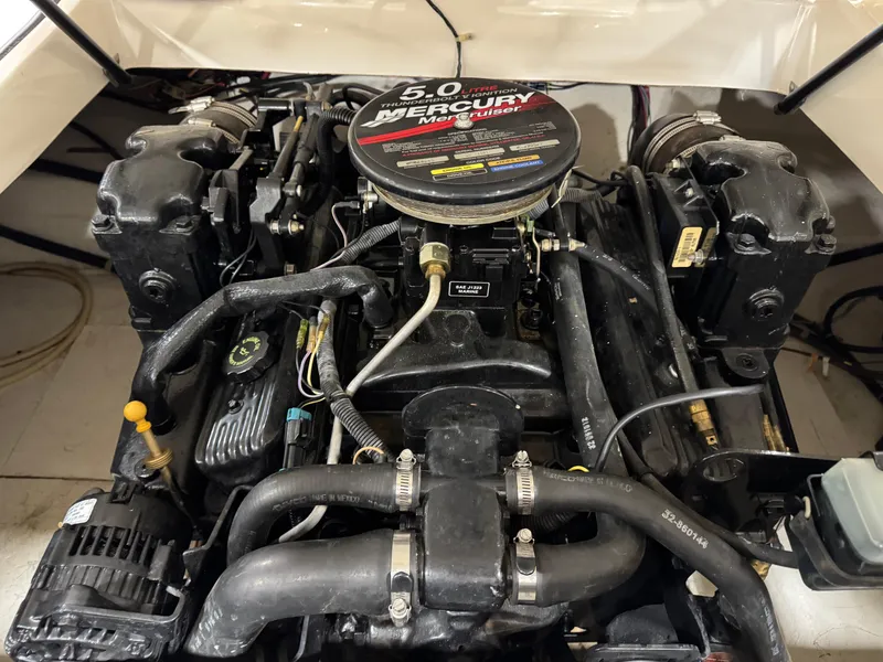 Slide: The Image of Engine of 2001 Bayliner 26 Rendevous boat with 5.0 Mercury motor. - 17