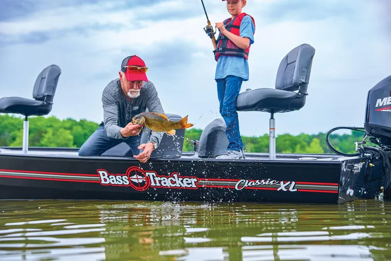 Slide: The Image of Tracker Bass Tracker Classic XL 2025 - 19