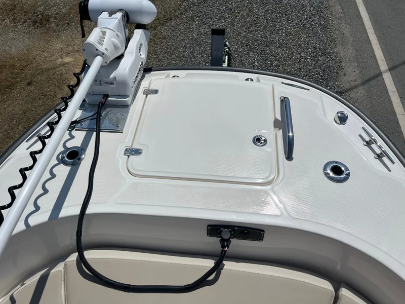 Slide: The Image of 2022 Boston Whaler 270 Dauntless boat deck with hatch and trolling motor. - 17