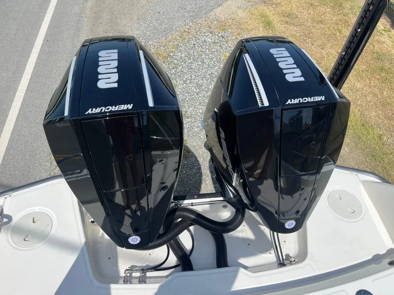 Slide: The Image of Twin Mercury outboard engines on a 2022 Boston Whaler 270 Dauntless boat. - 25