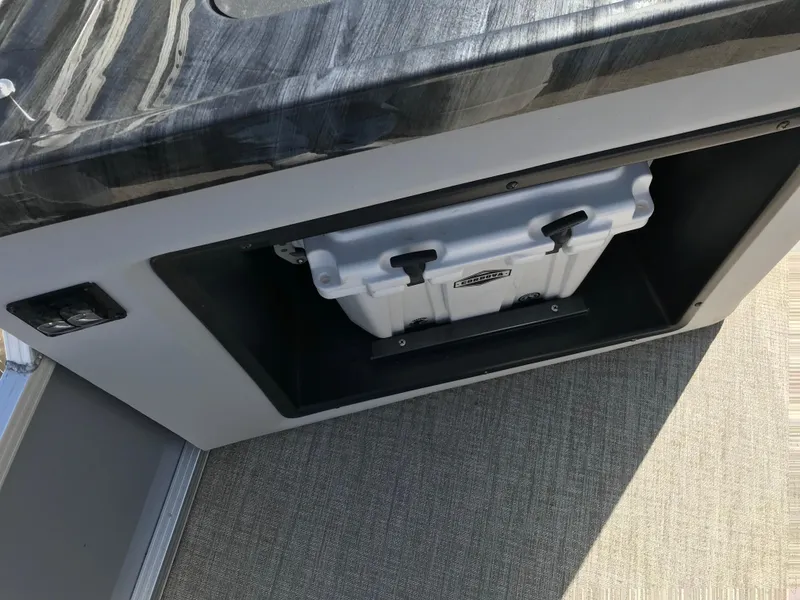 Slide: The Image of Avalon LSZ Elite Windshield 2023 - 51