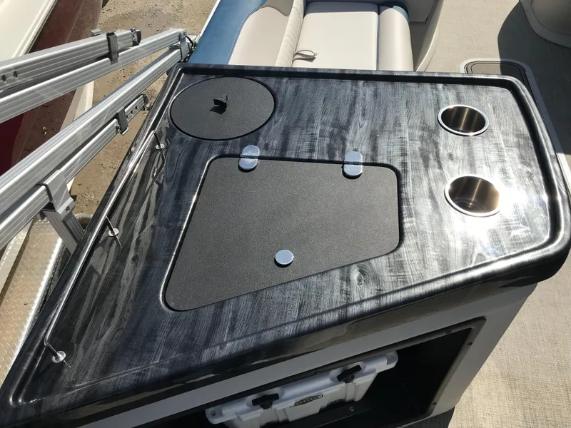 Slide: The Image of Avalon LSZ Elite Windshield 2023 - 52