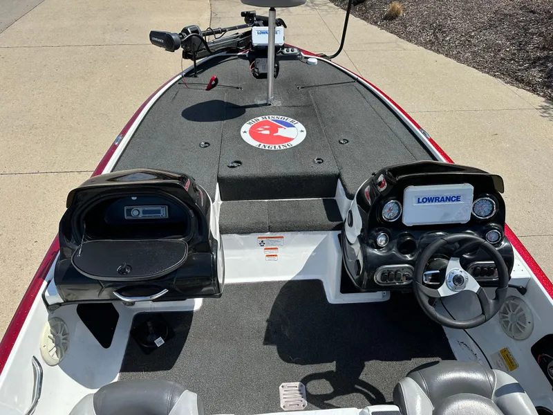 Slide: The Image of 2015 Nitro Z7 DC boat interior with steering wheel and dashboard controls. - 5