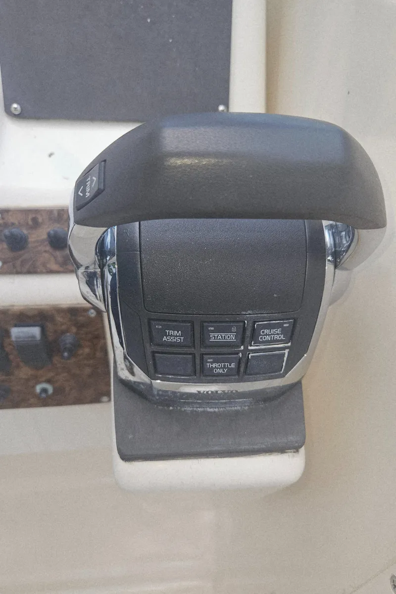 Slide: The Image of Throttle control of a 1999 Pursuit 2460 Denali boat. - 8