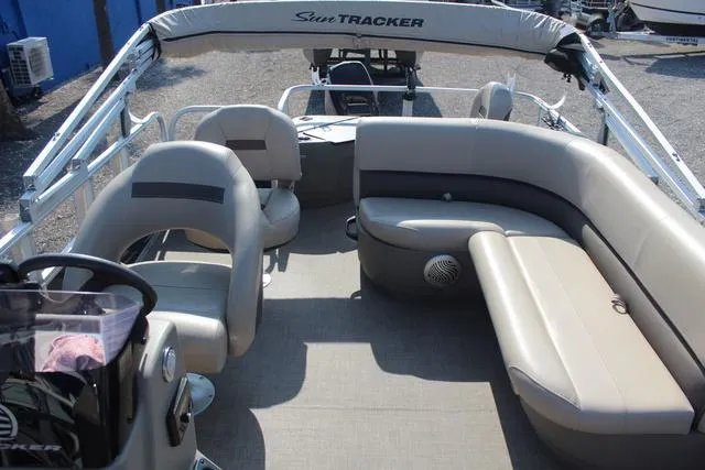 Slide: The Image of Sun Tracker Bass Buggy 18 DLX 2023 - 13