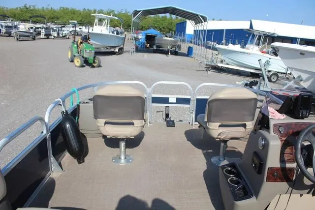 Slide: The Image of Sun Tracker Bass Buggy 18 DLX 2023 - 14