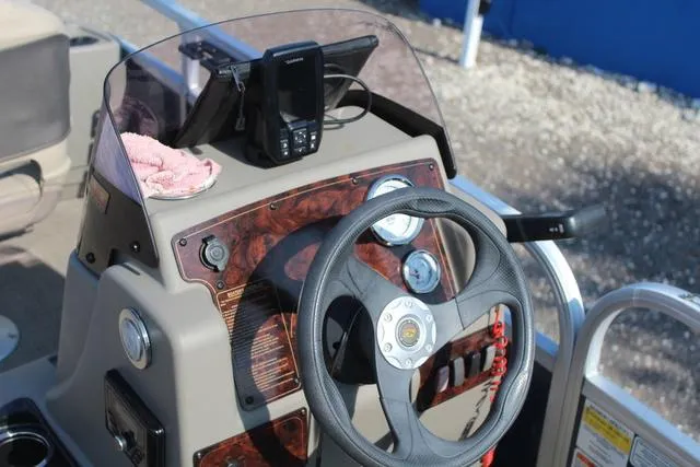 Slide: The Image of Sun Tracker Bass Buggy 18 DLX 2023 - 16