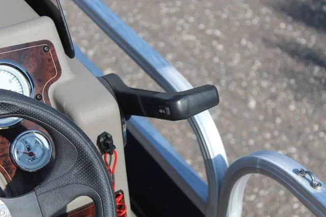 Slide: The Image of Sun Tracker Bass Buggy 18 DLX 2023 - 17