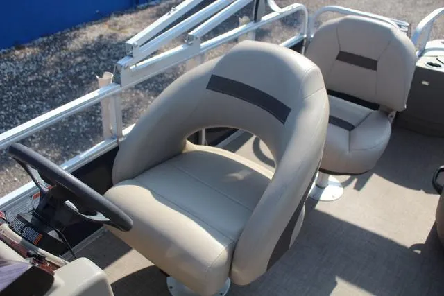 Slide: The Image of Sun Tracker Bass Buggy 18 DLX 2023 - 21