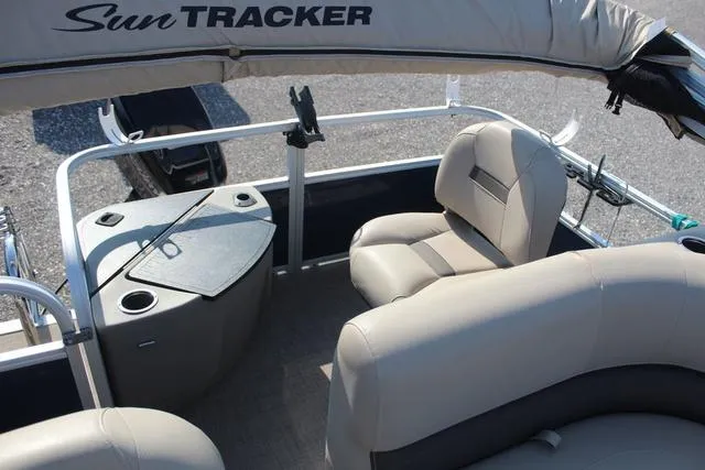 Slide: The Image of Sun Tracker Bass Buggy 18 DLX 2023 - 22