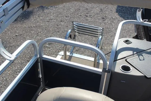 Slide: The Image of Sun Tracker Bass Buggy 18 DLX 2023 - 23