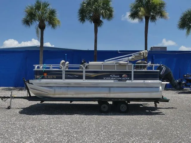 Slide: The Image of Sun Tracker Bass Buggy 18 DLX 2023 - 7