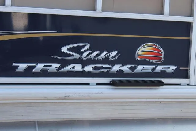 Slide: The Image of Sun Tracker Bass Buggy 18 DLX 2023 - 8