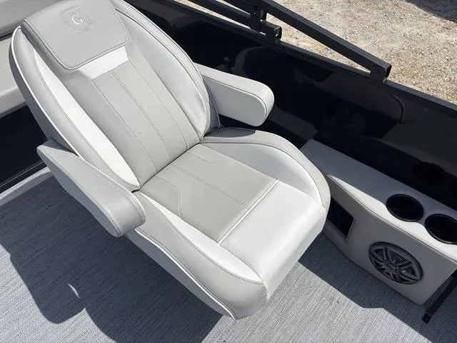 Slide: The Image of Godfrey Sweetwater 2086 SB 27" Impact Center Tube Package 2025 - 40