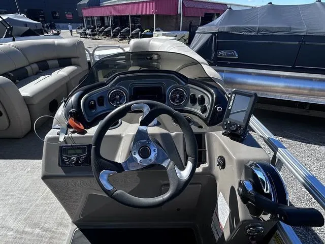 Slide: The Image of Sun Tracker SportFish™ 22 DLX 2022 - 12