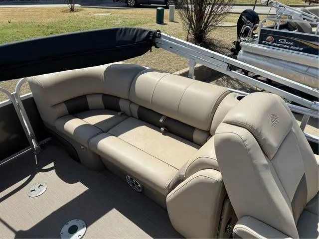 Slide: The Image of Sun Tracker Fishin' Barge 22 XP3 2023 - 12