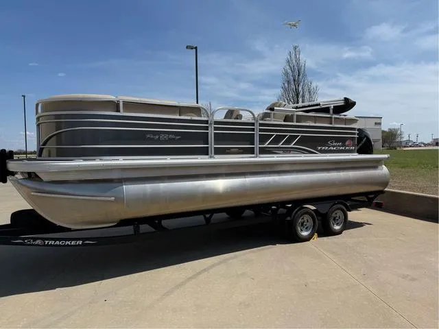 Slide: The Image of Sun Tracker Fishin' Barge 22 XP3 2023 - 4