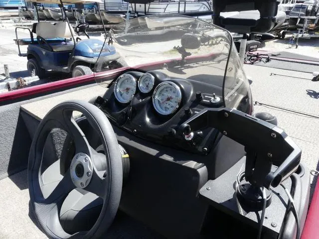 Slide: The Image of Tracker Pro 170 2022 - 10