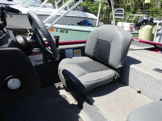 Slide: The Image of Tracker Pro 170 2022 - 8