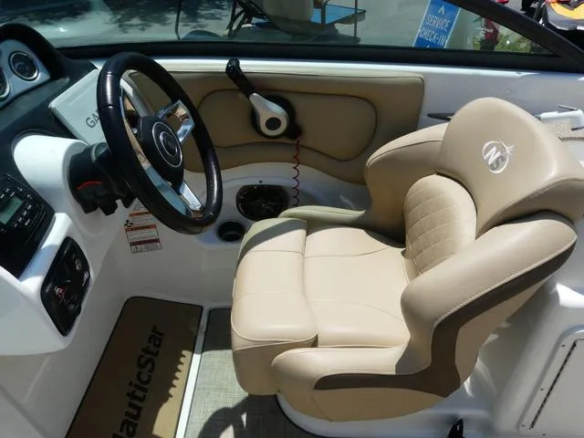 Slide: The Image of NauticStar 243 DC 2020 - 9