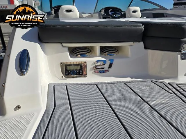 Slide: The Image of Chaparral SSi 21 2025 - 6