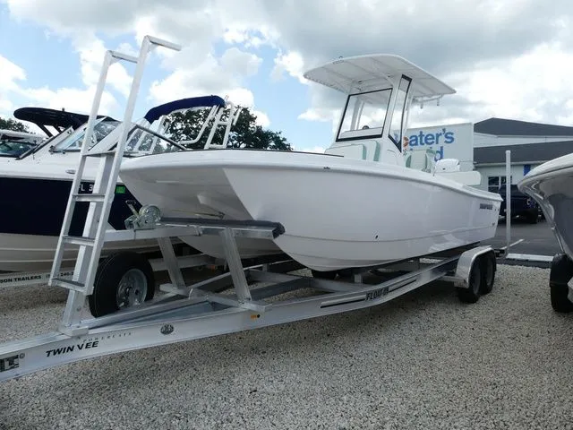 The Image of Twin Vee Bay Cat 22 2026 - 1