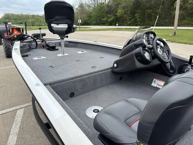 Slide: The Image of Tracker Pro Team 175 TF 2023 - 9