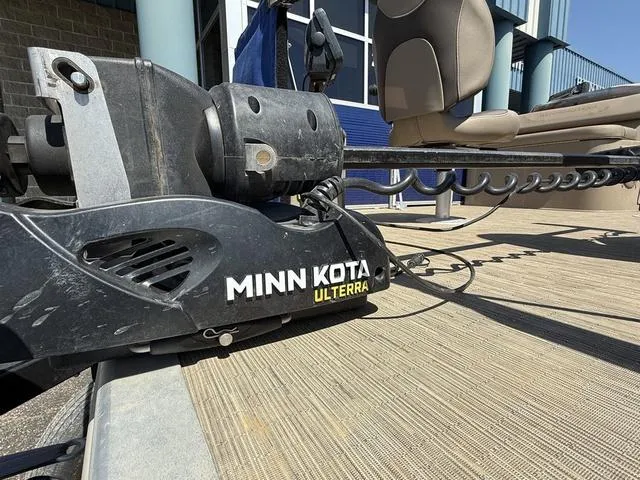 Slide: The Image of Minn Kota Ulterra motor on 2022 Bennington 23 SFXAPG boat deck. - 5