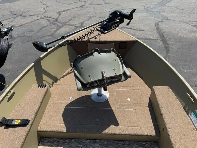 Slide: The Image of 2000 Lund 1475 Rebel boat interior with trolling motor and seating. - 11