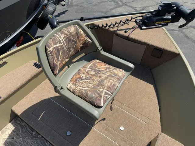 Slide: The Image of 2000 Lund 1475 Rebel boat with camo seat and trolling motor. - 12