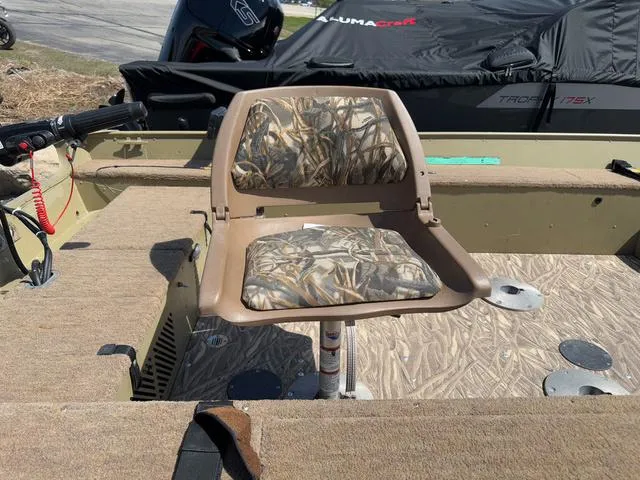 Slide: The Image of Camouflage seat on 2000 Lund 1475 Rebel boat, featuring a carpeted deck. - 7