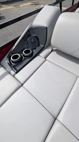 Slide: The Image of Regency 250 DL3 2025 - 18